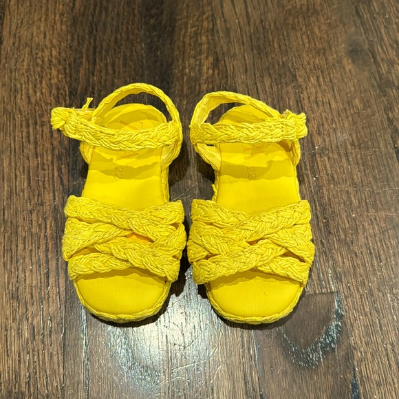 Zara toddler/baby girls size 22 us size 6 yellow summer sandals barely worn - Picture 1 of 3